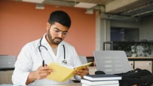 médico estudando de maneira atenta